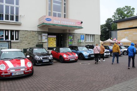 Uczestnicy II Turystycznego Rajdu MINI na wiślańskim deptaku